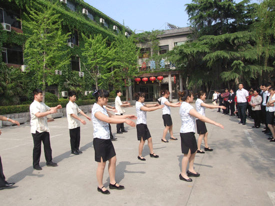 沂州府公司舉辦“迎五四 頌青春 展風(fēng)采”趣味運動會